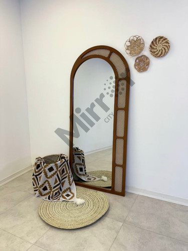 آینه ای قدی با طراحی مدرن در عین حال کلاسیک ، آینه ایستاده و مختص خاص پسندها