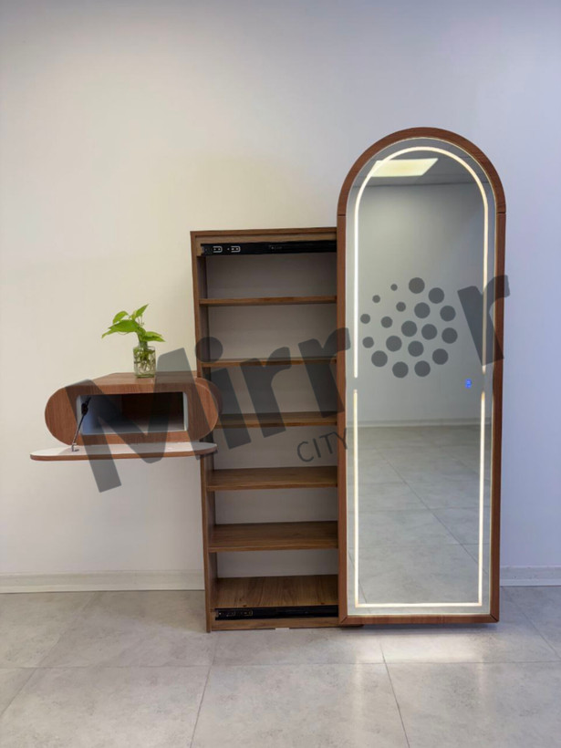 جزئیات آینه کمدی دیواری دارای فضای نگهداری کفش، نور نئونی مخفی، شلف دکوری و طراحی مدرن در رنگبندی متنوع