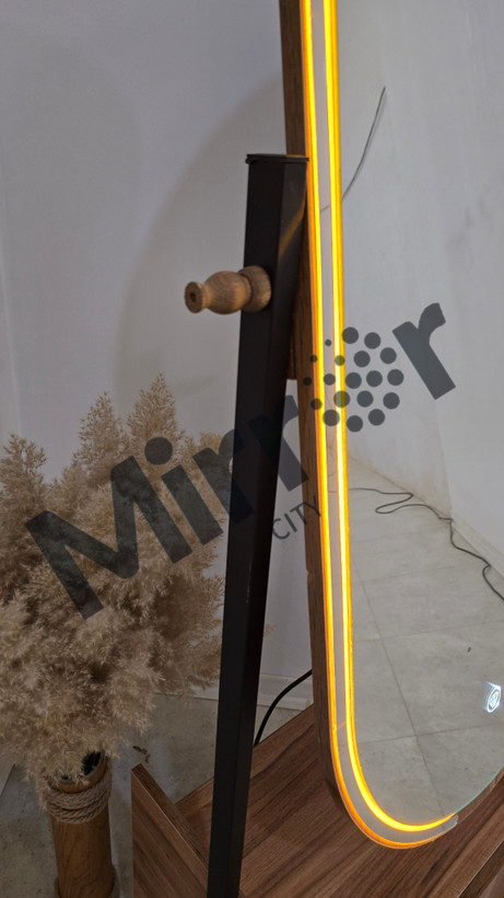 نمای جانبی آینه قدی نورا با پایه فلزی مستحکم