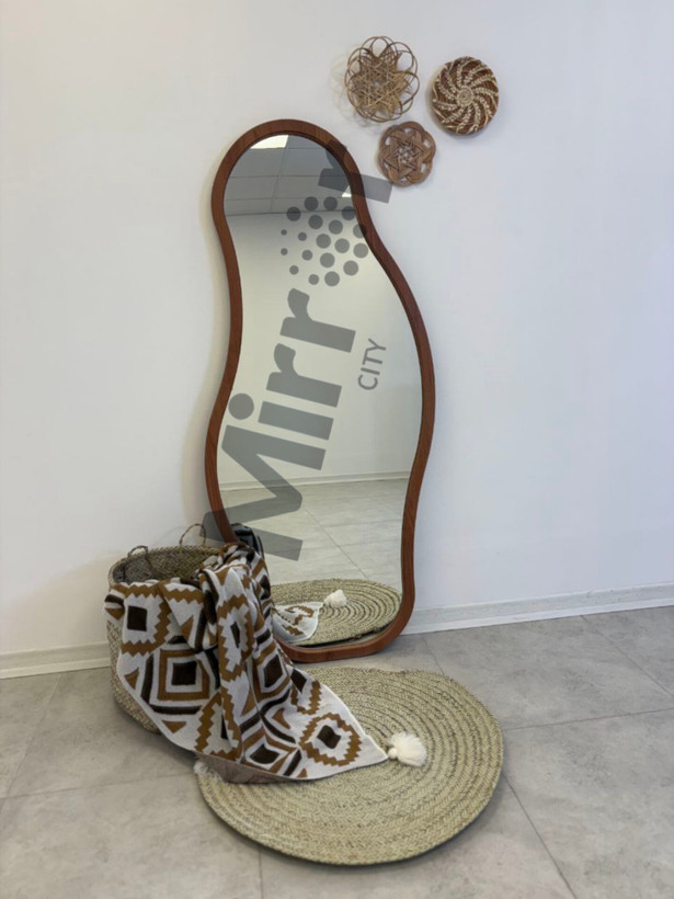 نمای جانبی آینه دکوراتیو دفرمه تابان با فرم منحنی و فریم چوبی، مناسب اتاق خواب و نشیمن