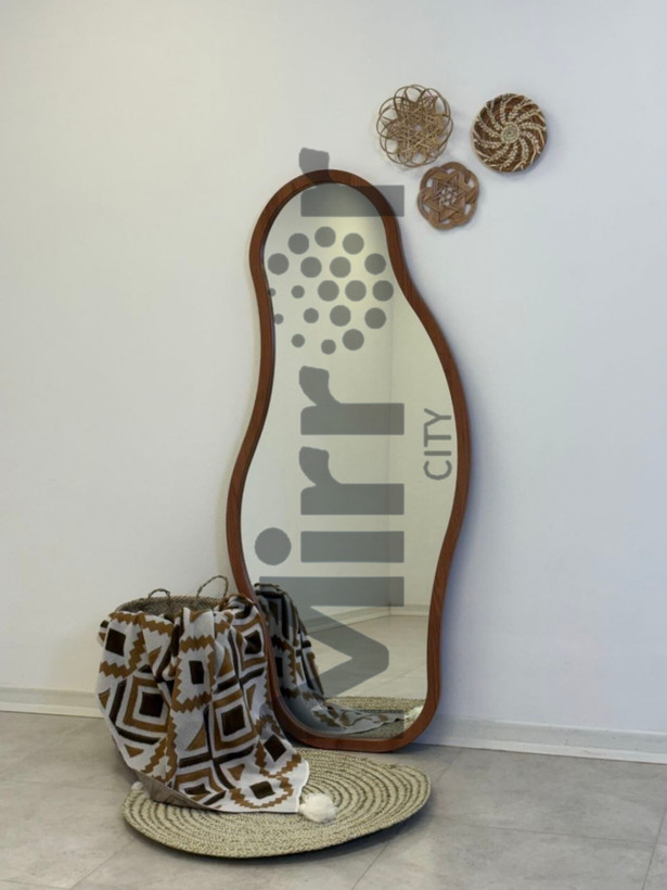 آینه دکوراتیو دفرمه تابان قدی با طراحی ارگانیک و قاب چوبی، مناسب دکوراسیون مدرن منزل و هر محیط دیگری