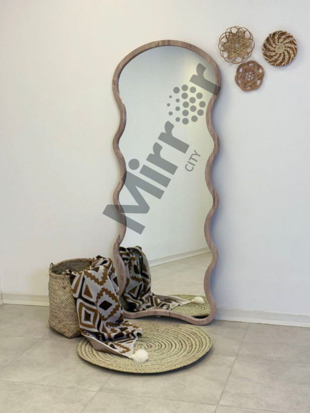 آینه ایستاده قدی با قاب موجدار، انتخاب شیک برای اتاق خواب و سالن