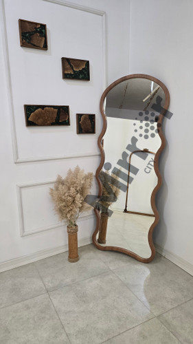 آینه قدی ایستاده با طراحی موجدار، مناسب دکور مدرن و مینیمال